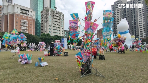 違規攤商包圍「巨型姆明」　民眾：雜亂.阻擋視線