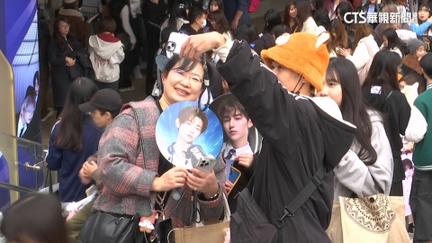 應援偶像不能等！金唱片頒獎典禮前台北大巨蛋湧人潮