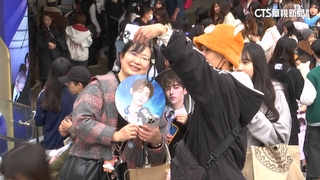 應援偶像不能等！金唱片頒獎典禮前台北大巨蛋湧人潮