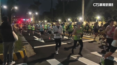 台北「渣打馬拉松」寒冬中開跑　2.6萬名跑者參與