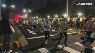 台北「渣打馬拉松」寒冬中開跑　2.6萬名跑者參與