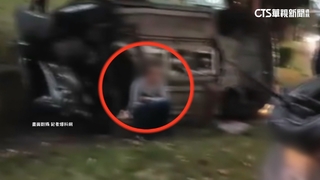 毒駕撞翻臨停車！　25歲男急丟喪屍煙彈「掉腳邊」