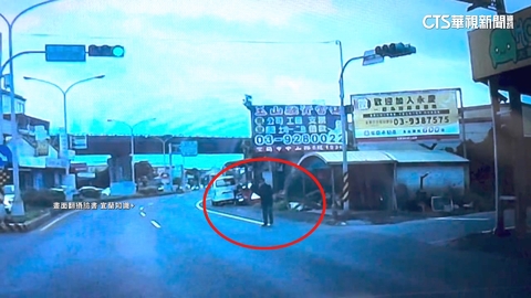 宜蘭馬路驚魂！男狂揮利器作勢攻擊　駕駛嚇報警