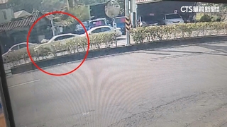 感情錯付？女肉身趴擋風玻璃　男當著女伴前「狠甩下車」