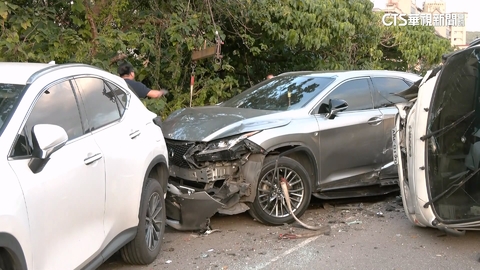 北市士林酒駕車禍！　小貨車失控衝撞波及路邊10車