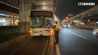 新北公車駕駛「誤闖機車道」　上班族塞爆　警引導改道