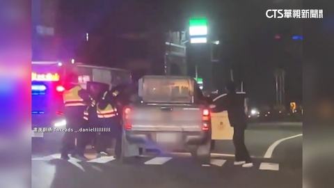 新北金山恐怖持利器隨機攔車　5警掛彩壓制毒男