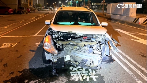 凌晨失控衝人行道撞石墩　駕駛肇事後竟徒步落跑