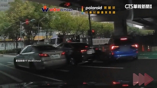 扯！休旅車莫名暴衝撞騎士　再衝人行道加速逃逸