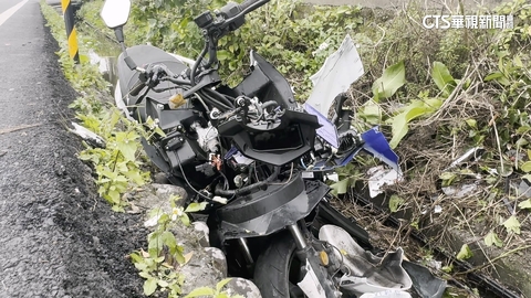 疑田間路口互不禮讓　騎士遭撞彈飛.汽車栽進水溝