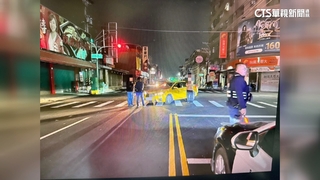 小黃左轉撞行人！　挨撞男怒站斑馬線「擋車」報警
