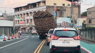 拖吊車疊羅漢險勾電線　載竹貨車嚴重傾斜民眾心驚