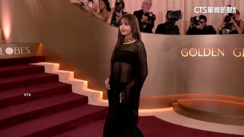 第83屆金球獎紅毯登場！　LISA黑色透膚戰袍惹矚目