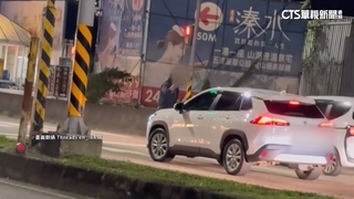 驚！金山隨機攔車　男雙手持利器　穿梭車陣作勢砍