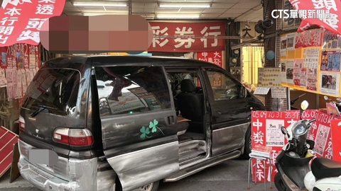 駕駛購物疑忘拉手煞車！廂型車滑進彩券行　撞傷1女客
