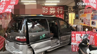 駕駛購物疑忘拉手煞車！廂型車滑進彩券行　撞傷1女客