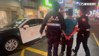 苓雅夜市爆警匪對峙　員警破窗把駕駛拉下車上銬