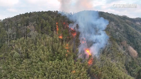 世界級竹林火燒山！　雲林草嶺山林陷火海　消防挺進灌救