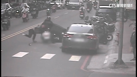 未注意後方車！　違停駕駛開門撞飛雙載騎士致2傷