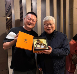 魏哲家現身台中知名餐廳！　合影曝「我常來」嗨翻網友