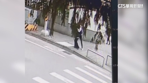 悚！　國小女童校門口遭勒脖拖行　民眾勇奔救人