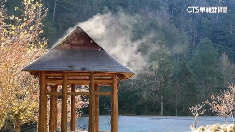 武陵農場涼亭結厚霜　陽光照射飄白煙如仙境