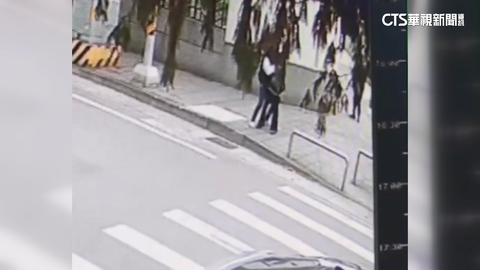 【台語新聞】桃園女子疑感情糾紛暴走　突對女童鎖喉拖行