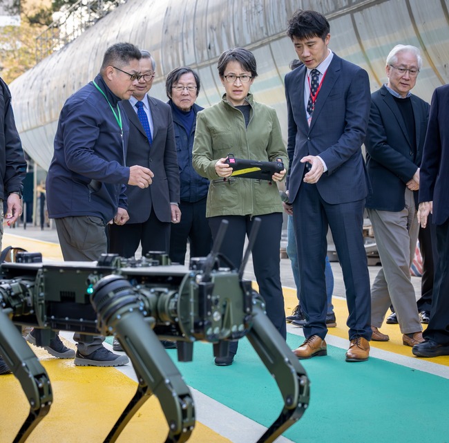 「機器狗」現身！蕭美琴訪義美、東元電機　盼軍民合作突破框架 | 華視新聞
