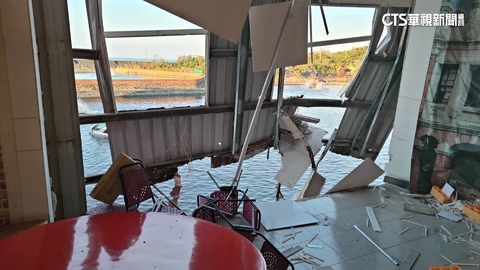 驚險！　疑誤踩油門「暴衝進店」　撞破大門掉落魚塭