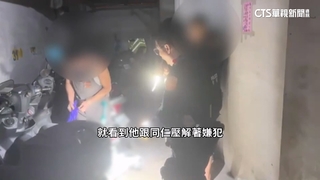 警逮通緝犯轎車藏毒　撬機車後備箱驚見槍、子彈