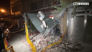 碰！深夜巨響　住戶驚：社區13樓牆砸落壓1樓鐵皮