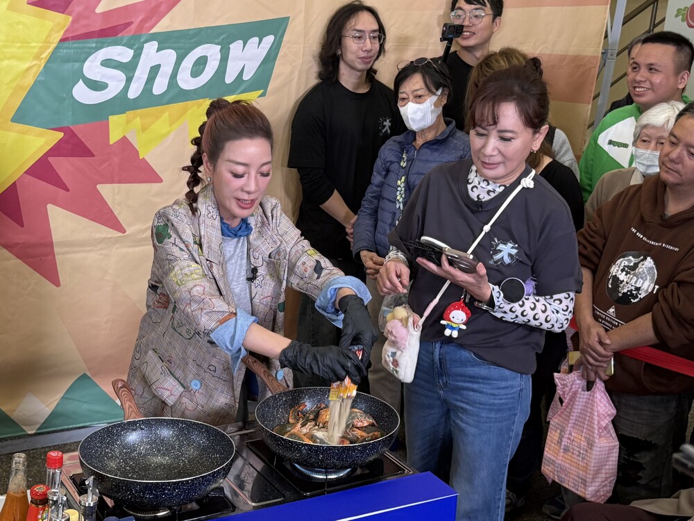 楊繡惠(左)從爆香、調味到甩鍋全程一手包辦