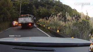 小貨車載油桶被撞！　油噴肇事車　瞬間變火球狂燒