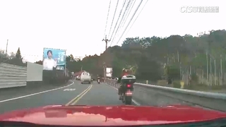 通緝犯無照逆向超車嗆「找警察來」　下場..移送歸案