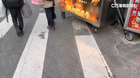 民眾質疑夜市區業者斑馬線上擺攤　市府：將研議方案