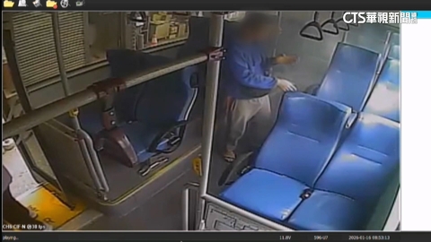 男不聽勸玩滅火器！　公車煙霧瀰漫.乘客驚叫慌逃下車