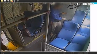 男不聽勸玩滅火器！　公車煙霧瀰漫　乘客驚叫慌逃下車