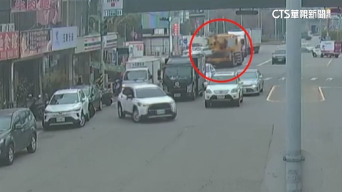 苗栗吊車疑剎車失靈　「連撞11車」外送員捲車底！