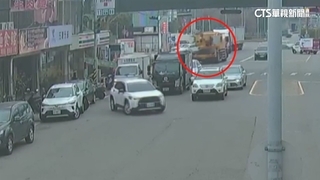 苗栗吊車疑剎車失靈　「連撞11車」外送員捲車底！