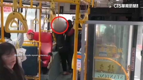 女搭公車突亮利器！　駕駛英勇護乘客.徒手抵抗