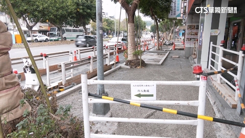 人行道施工阻通行！市府要屋主負責？　建管處承認疏失