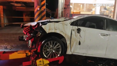 稱「操作導航」致車偏移　轎車失控連撞帶翻.毀路邊1車