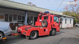 拖吊脫鉤致百萬車受損！　交通隊拖吊場：會處理賠償