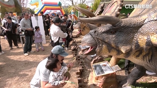 恐龍展塞爆！　入場人潮排長龍惹民怨　園方：改善動線