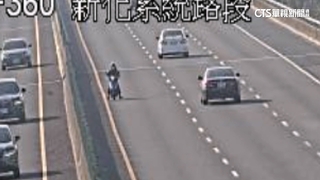 危險！7旬翁騎車「逆向上國道」拒停　遭警攔截拔鑰匙