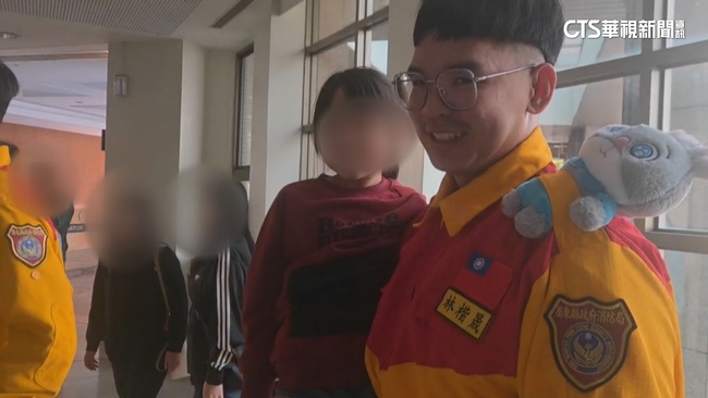 馬太鞍溪溢流奇蹟獲救　小沂寫卡片謝消防叔叔 | 華視新聞