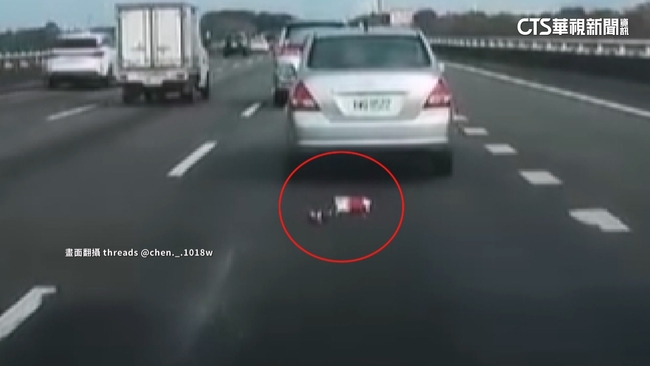 【台語新聞】疑無人機闖國道！墜落砸慢車道車　目擊駕駛急閃