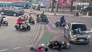 上班尖峰時間！　轎車疑未依號誌指示　直衝撞飛機車