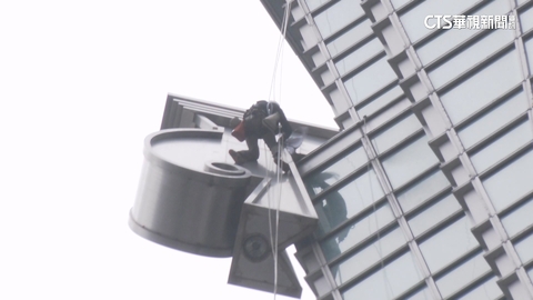 獨攀台北101全球都在看　串流直播團隊雨中備戰