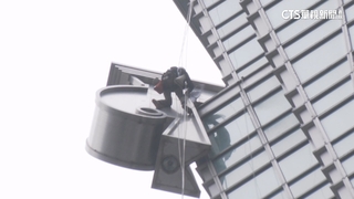 獨攀台北101全球都在看　串流直播團隊雨中備戰